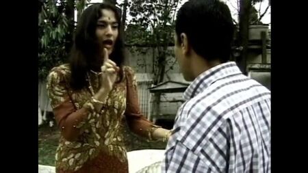 Hindistan'da büyülenmiş bir ladyboy ve heteroseksüel bir adam ibneye dönüşüyor