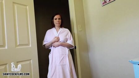 Üvey anne üvey oğluna yeni göğüslerini gösteriyor - Jane Cane