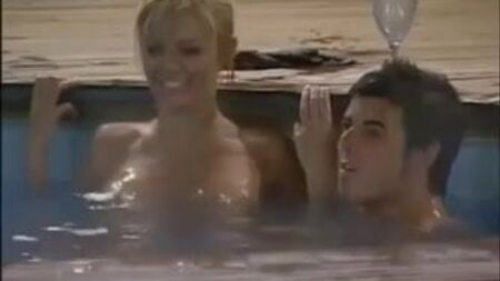 İngiltere'deki Big Brother havuz partisi
