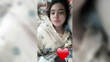 Hintli üniversiteli kızın çıplak fotoğrafı
