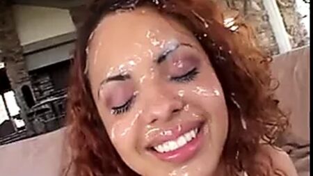 Güzel Latin kızın yüzünde bolca sperm