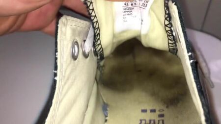 İlk Kez Boşalan Kadınların Eskimiş Converse'leri
