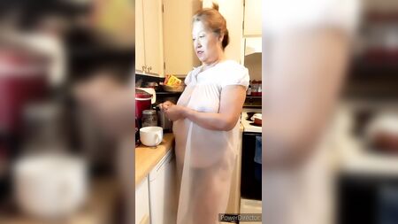 Şeffaf büyük anne geceliği giymiş olgun kadın, doğal göğüsler