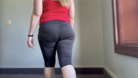 PAWG taytları, yürüyüş sırasında iç çamaşırı izi
