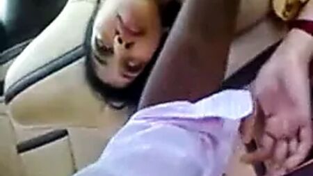 Arabada Tamil genç karının göğüsleri emildi