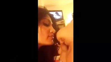 Hintli kadınlarla birlikte olan Sri Lankalı lezbiyen kız