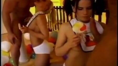 Yaka takmış iki yetişkin bebek kız, penis ve lolipop emiyor