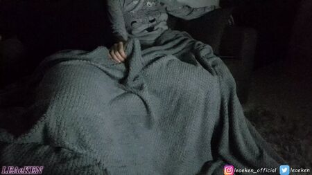 Korku filmi gecesi, battaniye ve boşalma. Harika!