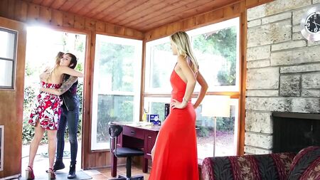 Seksi Dövmeli Kız - Genç Dinamit Nikki ve Scarlet'in lezbiyen ilişkisi