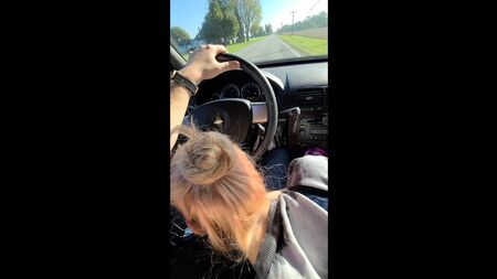 Seksi sarışın, erkek arkadaşına en iyi "roadhead" deneyimini yaşatıyor