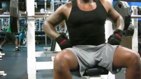 JC spor salonunda penis izini sergiliyor