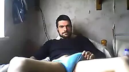 Heteroseksüel erkeklerin kamera önünde şişkinlikleri