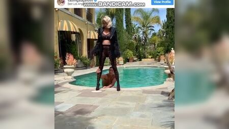 Caroline Vreeland - ELLE Rusya Kasım 2019 sayısında çıplak