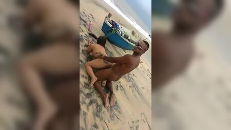 Bu zenci, bir köpek gibi beyazları beceriyor