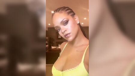 Rihanna'nın sütyeniyle derin dekoltesini gösteren bir selfie