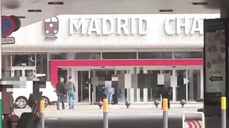 Bekarlığa veda partisi! İki adam esmer bir striptizciyi tutar ve onunla sevişir