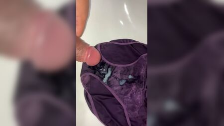 Mor külotun üzerine boşal