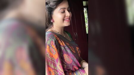 Seksi Yeşil Sari Giymiş Seksi Hintli Teyze