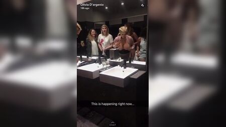 Chloe kızlar tuvaletinde göğüsleriyle oynuyor