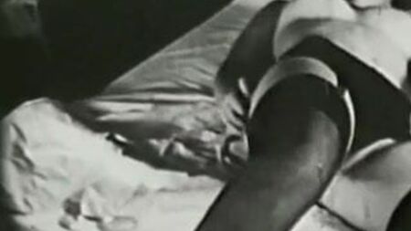 Yatakta Seksi Siyah Çoraplı Kız (1960'lar Vintage)