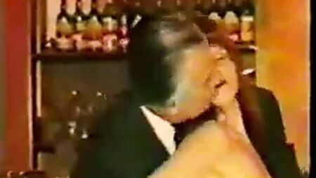 Takım Elbiseli Yaşlı Erkekler, Olgun Bar Garsonu Tarafından Alay Ediliyor - Tweed Giyen