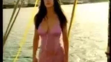Kirsty Gallacher büyük göğüslerini ve seksi hatlarını sergiliyor
