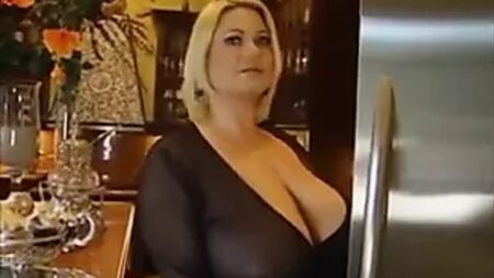 Samantha 38GG, çekici ev hanımı