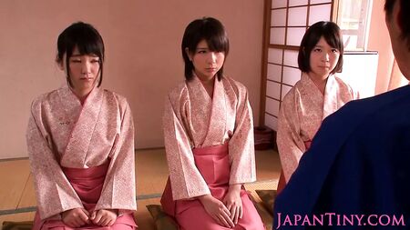 Minyon femdom Japon kimono giymiş kızlar adama atlıyor