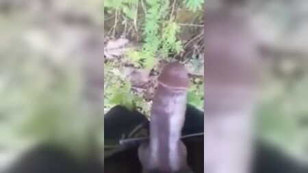 PNG Engan'da işeyen adam