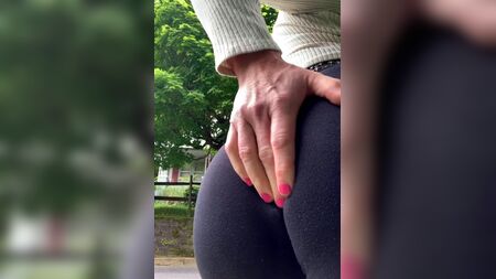 Seksi travesti, dar yoga pantolonu, halka açık cadde