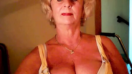 Birbirine yapışık, geveze ve alaycı bir GILF