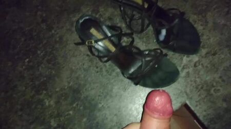 Onun bufalo sandaletlerinin üzerine boşal