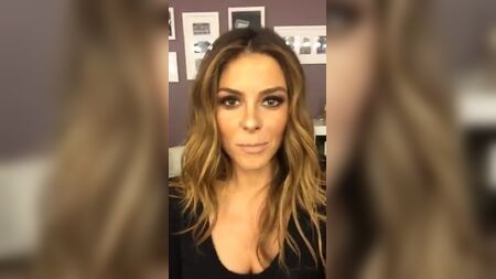 Maria Menounos dekoltesini sergiliyor