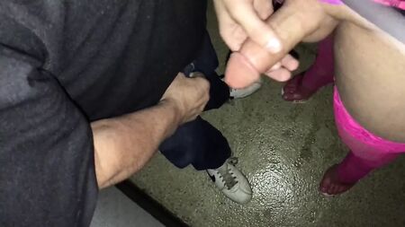 Yetişkin kitapçığındaki yaşlı hayranın eğlenceli gloryhole abs kabini