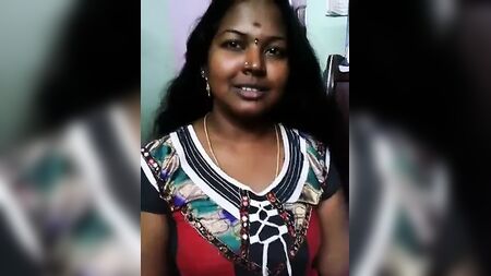 Tamilce sesli, seksi vücudunu sergileyen Chennai'li teyze