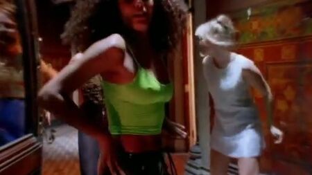 Mel B'nin "Wannabe" klibinden bir karede sertleşmiş meme uçları