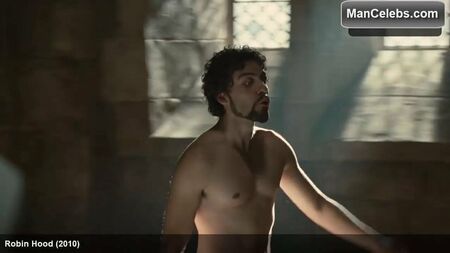 Oscar Isaac'ın tüysüz karın kasları