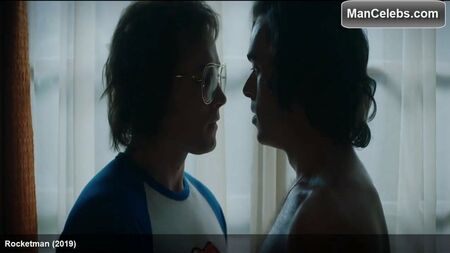 Richard Madden seksi vücudunu sergiliyor