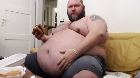 Superchubby SOC - şişman adam kocaman bir hamburger ve soğan halkaları yiyor