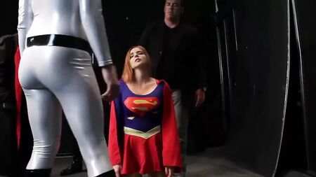 Kötüler Tarafından Esir Alınan Süper Kız