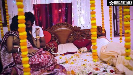 Deshi Dulhan Ki Pahali Suhagrat: Kocam, erkek arkadaşımla sevişmemi ayarladı (Hintçe sesli)