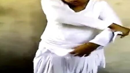 Pencaplı kız soyunuyor ve penise dokunuyor