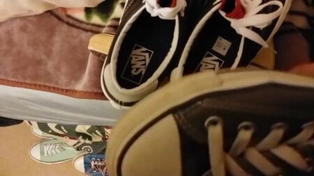 kadının Vans spor ayakkabılarına bayağı bir sperm yükü