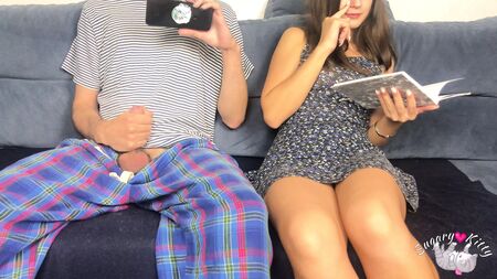 Üvey kardeşim gözümün önünde porno izliyordu! Ama ben de tahrik oldum ve birbirimize mastürbasyon yaptık! Orgazm