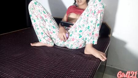 Hintli genç üvey kız kardeşi porno izlerken yakalandı