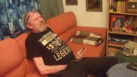 Domuz cep telefonunda porno izliyor ve mastürbasyon yapıyor