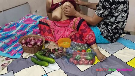 XXX Bhojpuri Bhabhi, sebze satarken şişkin meme uçlarını sergilerken, müşterinin alay konusu oldu!