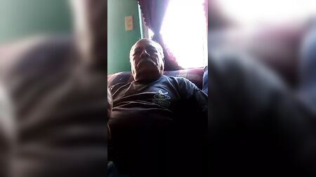 Sapık büyükbaba kanepede mastürbasyon yapıyor
