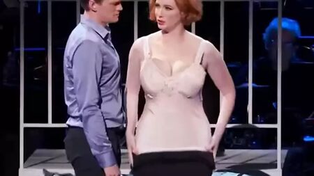 Christina Hendricks'in Kocaman Göğüsleri 2
