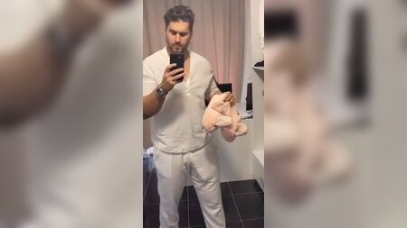 Beyaz pantolonlu iri gövdeli adam